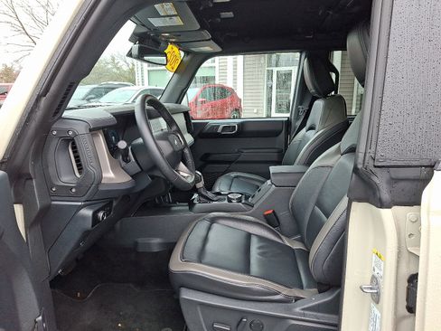 Used 2025 Ford Bronco Outer Banks image 14