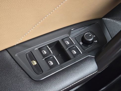 Used 2024 Volkswagen Tiguan SE image 34