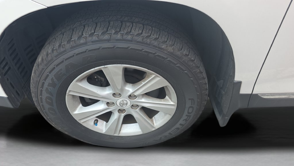 Used 2012 Toyota Highlander SE w/ Tow Pkg FWD image 9