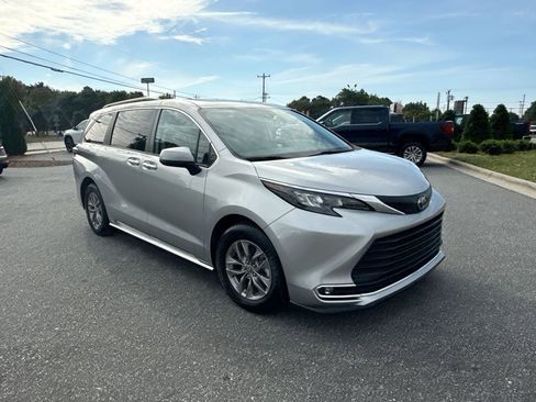 Used 2024 Toyota Sienna XLE image 2