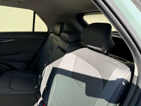 Used 2023 Kia Niro SX image 19
