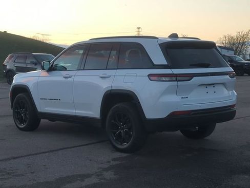 Used 2025 Jeep Grand Cherokee Altitude AWD/4WD image 5
