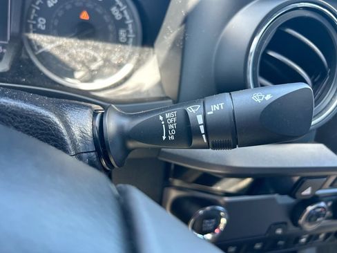 Used 2017 Toyota Tacoma TRD Off-Road w/ Premium & Technology Package RWD image 19