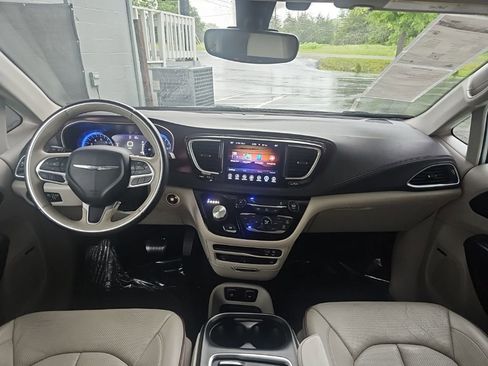 Used 2017 Chrysler Pacifica Limited FWD image 19