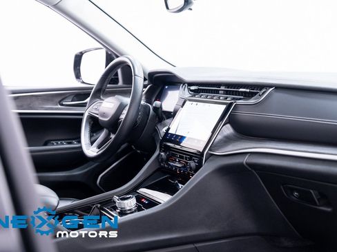 Used 2022 Jeep Grand Cherokee Limited image 45