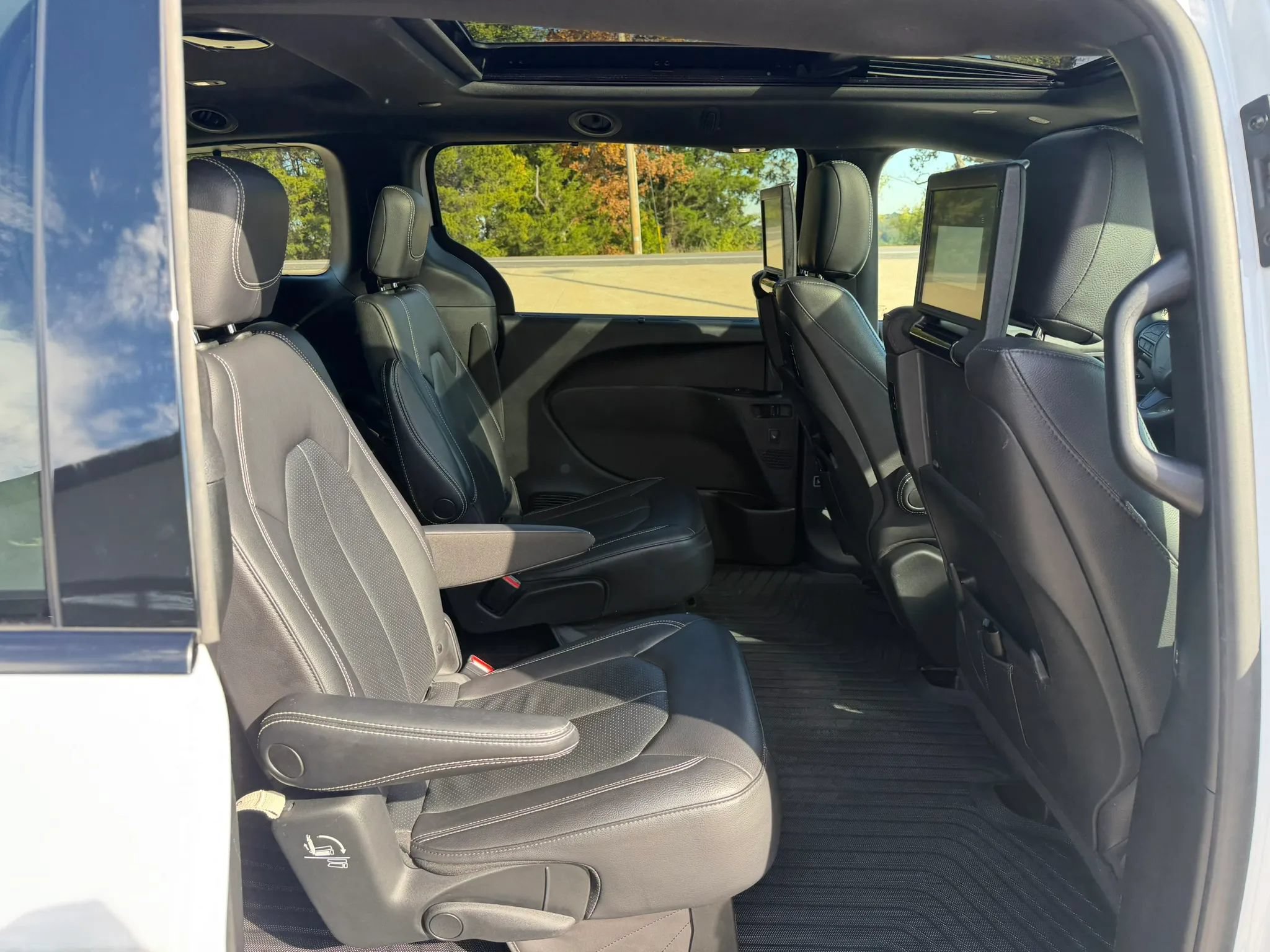Used 2022 Chrysler Pacifica Touring-L w/ Uconnect Theater Family Group AWD/4WD image 46