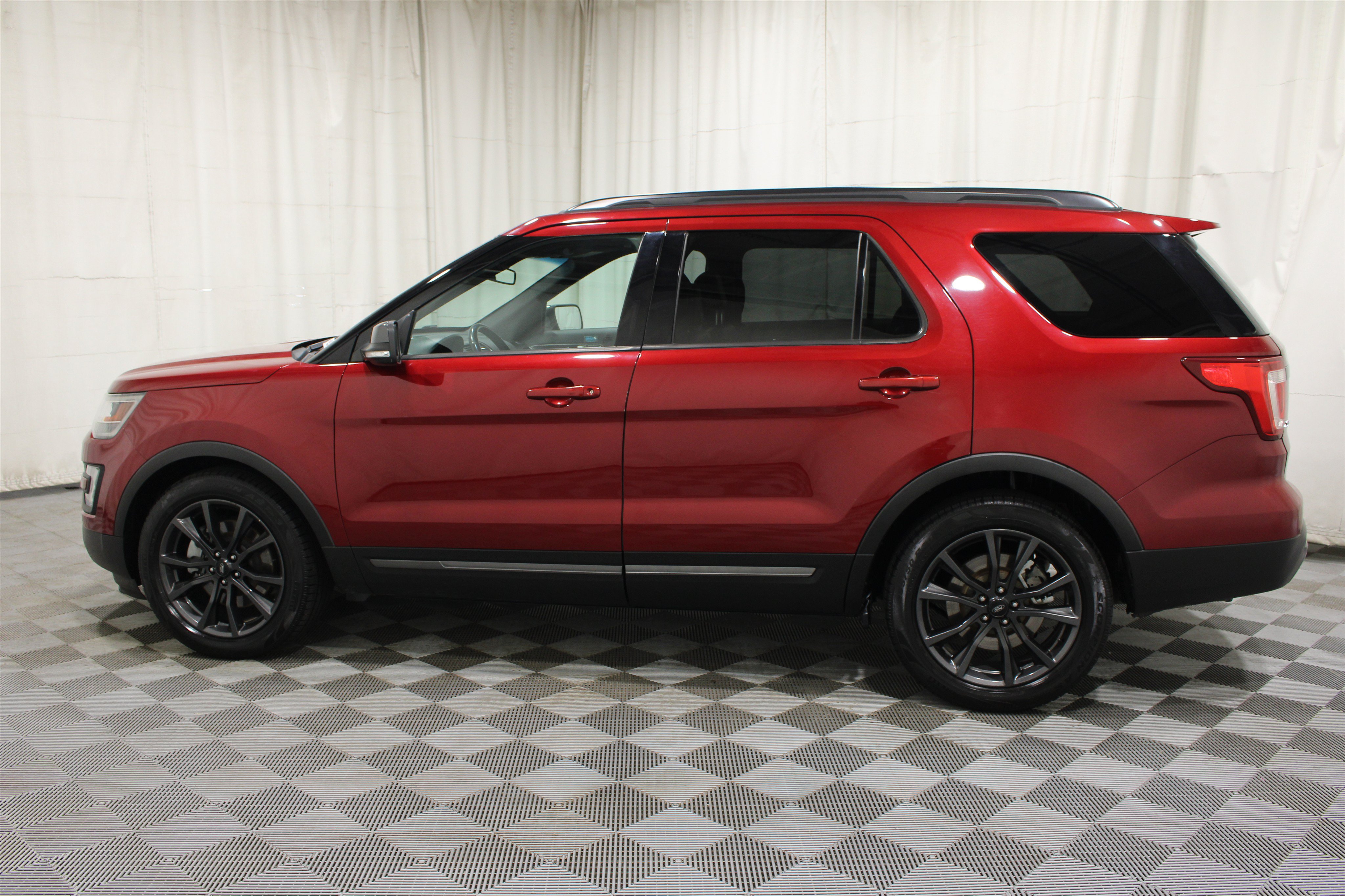 Used 2017 Ford Explorer XLT w/ Equipment Group 202A FWD image 34