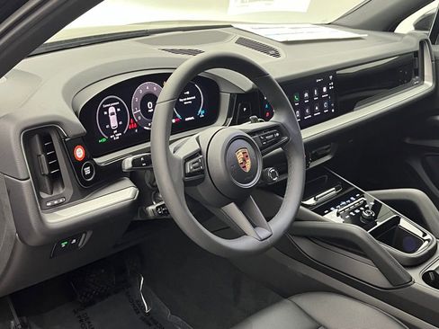 Used 2025 Porsche Cayenne image 4