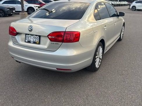 Used 2011 Volkswagen Jetta SEL FWD image 3