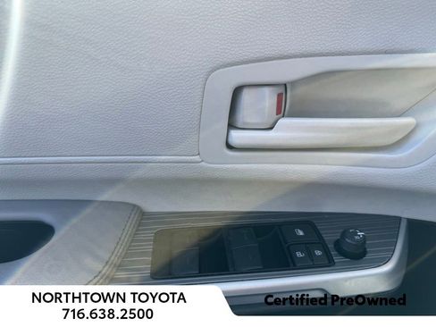 Used 2025 Toyota Sienna LE FWD image 27