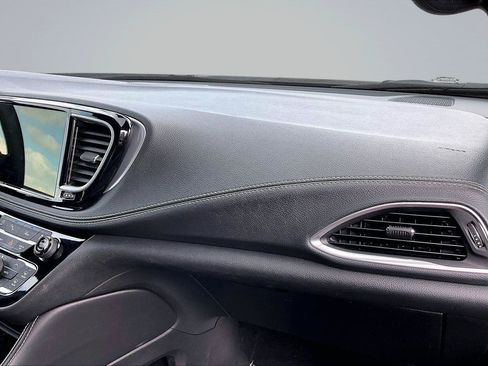 Used 2025 Chrysler Pacifica Limited FWD image 17