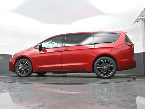 New 2026 Chrysler Pacifica Select image 13