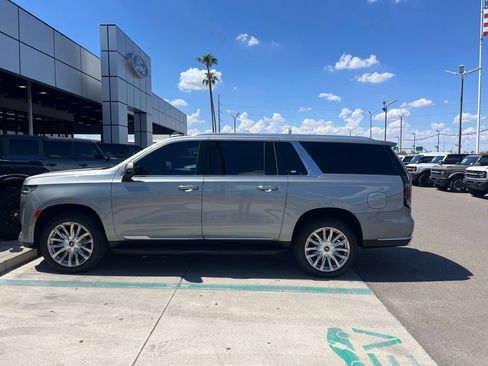 Used 2024 Cadillac Escalade ESV Premium Luxury AWD/4WD image 3