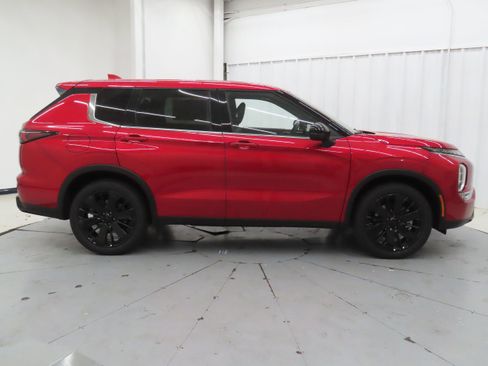 New 2026 Mitsubishi Outlander LE image 2