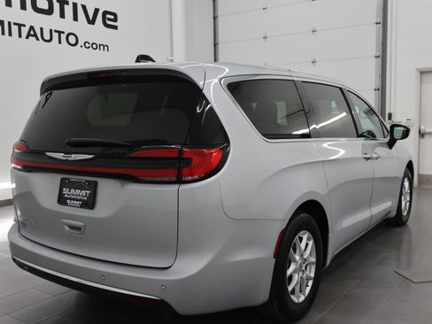Used 2024 Chrysler Pacifica Touring-L FWD image 5