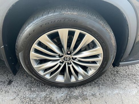 Used 2022 Toyota Highlander Limited image 13