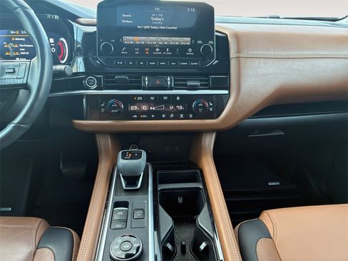 Used 2024 Nissan Pathfinder Platinum image 11