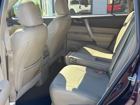 Used 2011 Toyota Highlander SE w/ Tow Pkg AWD/4WD image 14