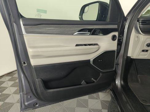 Used 2024 Jeep Wagoneer L Series II image 18