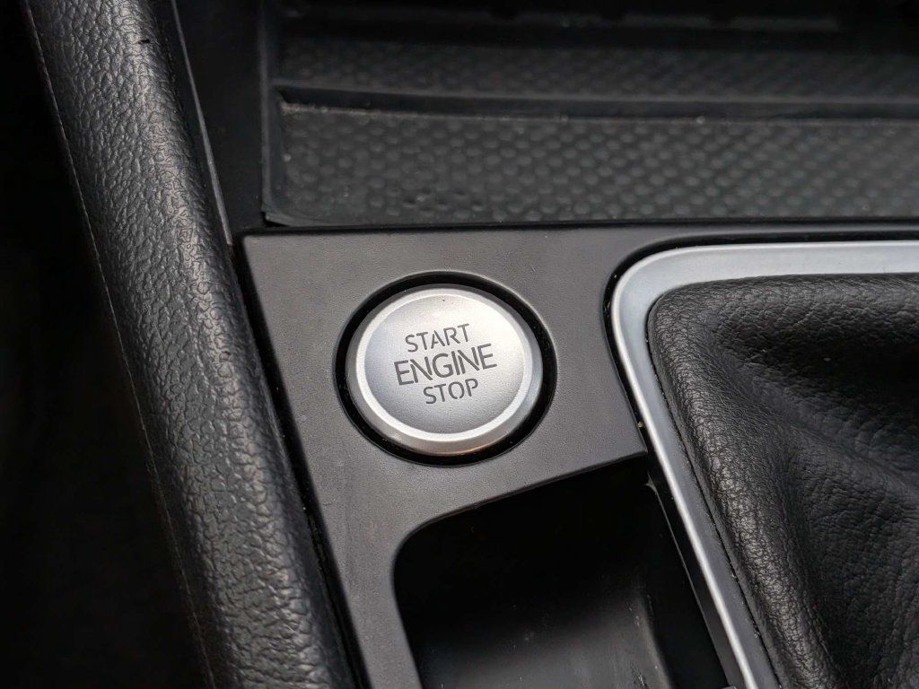 Used 2025 Volkswagen Jetta SE FWD image 28