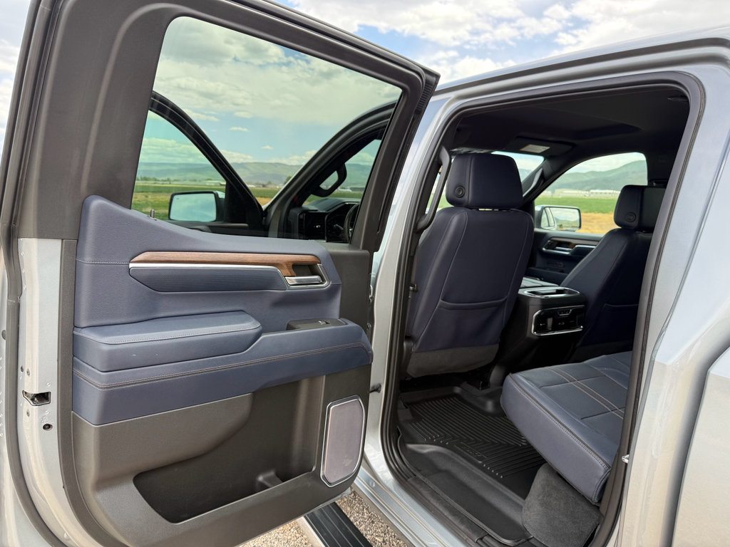 Used 2023 Chevrolet Silverado 1500 High Country w/ Technology Package AWD/4WD image 28
