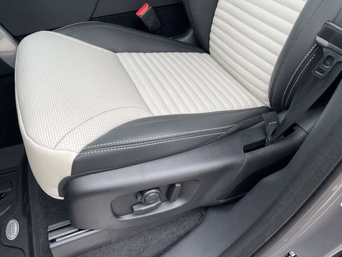 New 2025 Land Rover Discovery Dynamic SE image 13