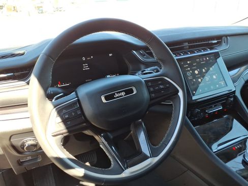 Used 2023 Jeep Grand Cherokee Laredo image 5