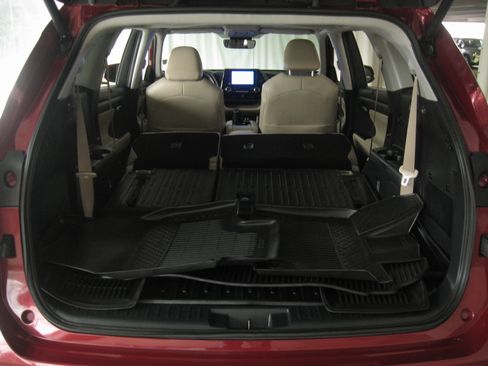 Used 2024 Toyota Highlander XLE image 25