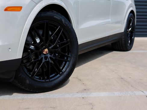 New 2025 Porsche Cayenne E-Hybrid Coupe image 12