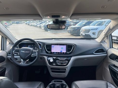 Used 2023 Chrysler Pacifica Touring-L FWD image 23