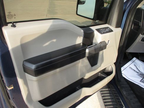 Used 2017 Ford F150 XLT w/ Trailer Tow Package image 4