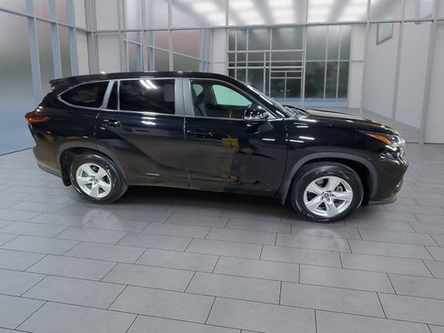 Used 2023 Toyota Highlander LE AWD/4WD image 9