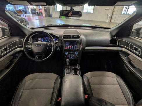Used 2017 Ford Explorer XLT w/ Equipment Group 202A image 4
