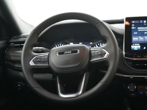 Used 2025 Jeep Compass Trailhawk AWD/4WD image 16