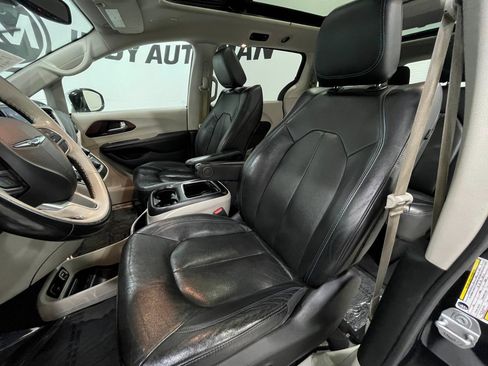 Used 2019 Chrysler Pacifica Limited FWD image 14