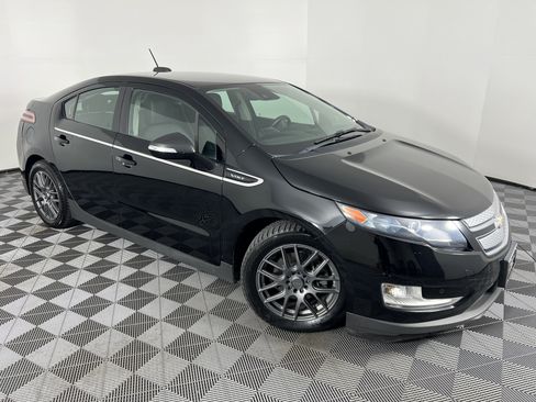 Used 2015 Chevrolet Volt Premium w/ Premium Trim Package FWD image 2