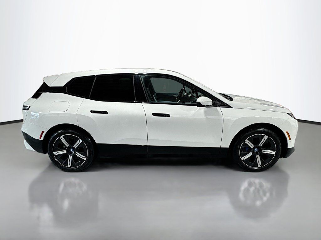 Used 2023 BMW iX xDrive50 w/ Sport Package AWD/4WD image 6