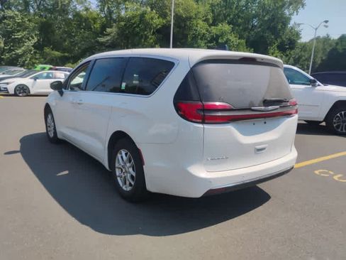 Used 2023 Chrysler Pacifica Touring-L FWD image 4