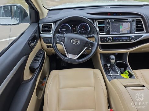Used 2019 Toyota Highlander XLE FWD image 12