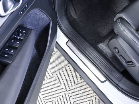 Certified 2025 Volvo XC40 B5 Plus AWD/4WD image 9
