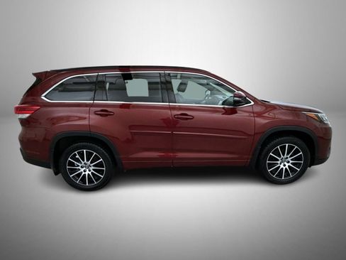 Used 2017 Toyota Highlander SE AWD/4WD image 4