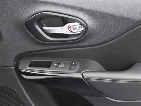 Used 2023 Jeep Cherokee Altitude Lux image 32