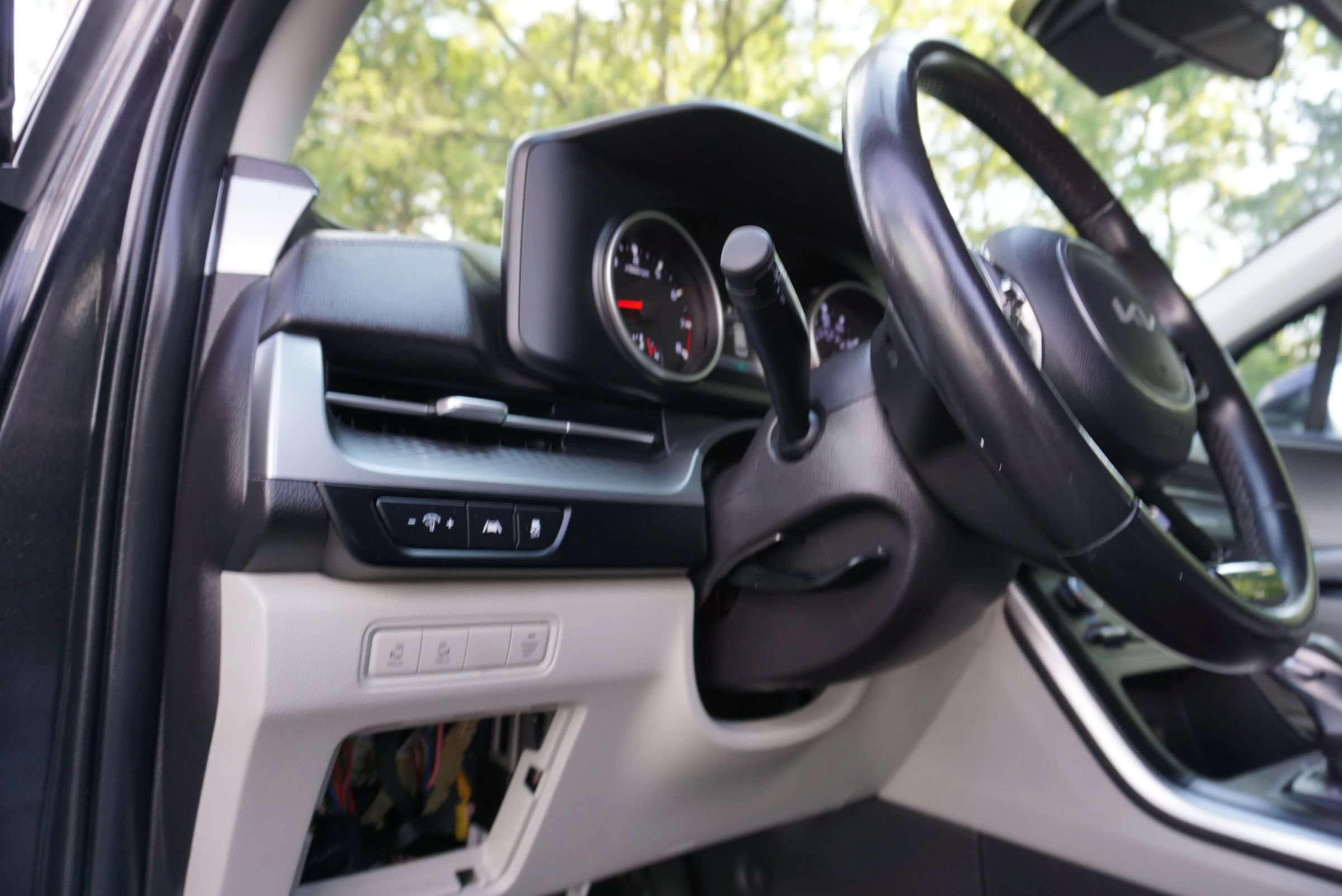 Used 2022 Kia Carnival LX FWD image 32