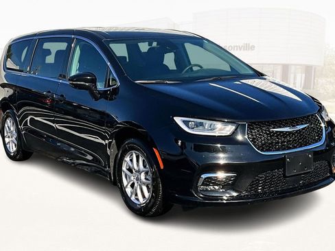 Used 2024 Chrysler Pacifica Touring-L image 3