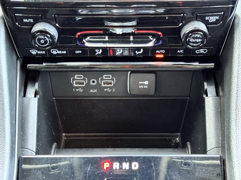 Used 2023 Jeep Grand Cherokee L Laredo image 34