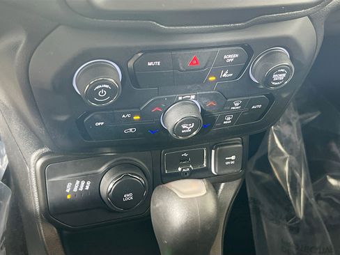 Used 2022 Jeep Renegade Latitude image 16