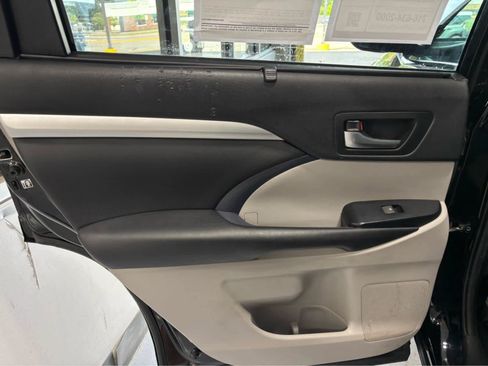 Used 2019 Toyota Highlander XLE AWD/4WD image 32