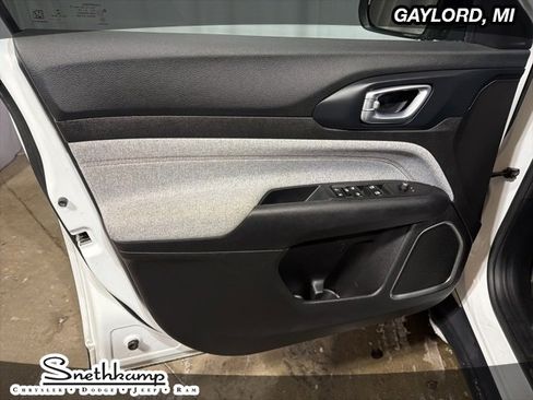 Used 2022 Jeep Compass Latitude image 9