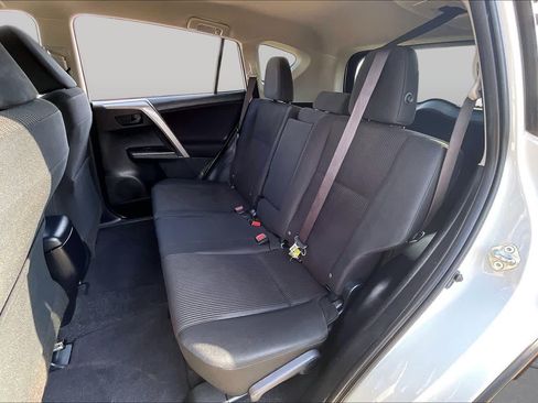 Used 2018 Toyota RAV4 LE FWD image 21