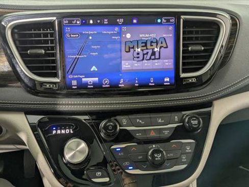 Used 2023 Chrysler Pacifica Limited FWD image 29